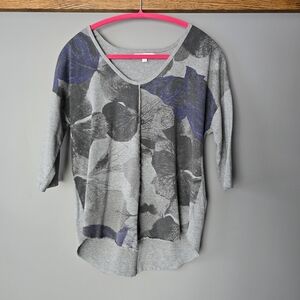 cleo Gray Tunic Top with Abstract Leaf Pattern. Size Large.